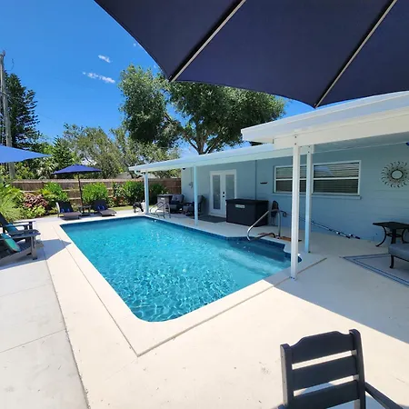 Coastal Vibes! Tropical Heated Pool Home Short Drive To The Beach